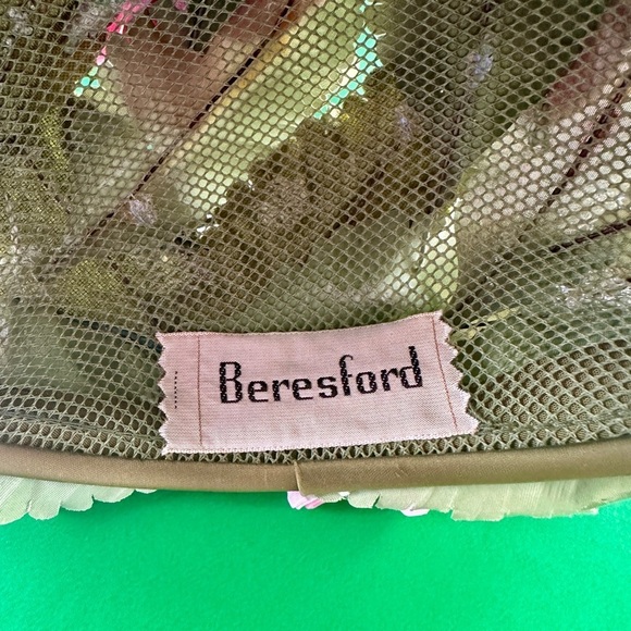 BERESFORD,WOMENS ROUND PILLBOX HAT WITH PINK VELVET FLOWERS & DARK GREEN LEAVES. - Picture 7 of 11